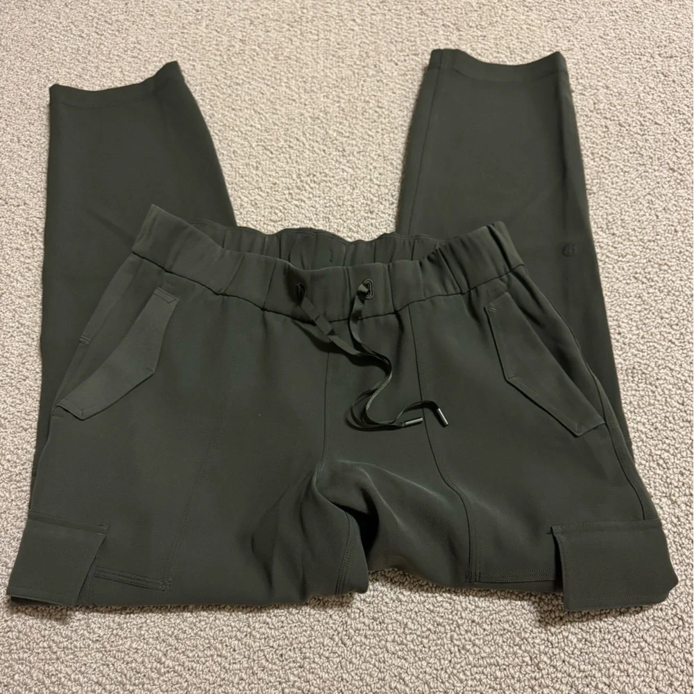 LULULEMON SIZE 6 DARK OLIVE CARGOS